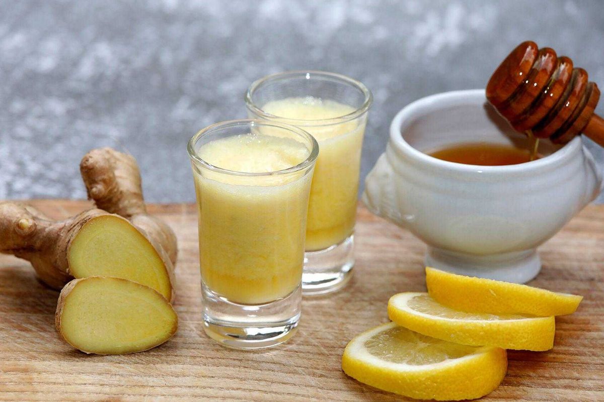 সকালে ঘুম থেকে উঠে সানিয়া নেন ‘ওয়েলনেস শট’। এতে থাকে হলুদ, মধু, লেবুর রস, আদা ও কালোজিরা। তাঁর মতে, এটি শরীরকে ভেতর থেকে ডিটক্স করে এবং দিনভর এনার্জি ধরে রাখতে সাহায্য করে।